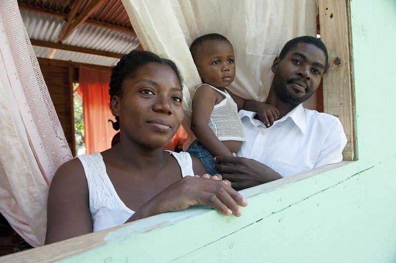 haiti_transitionalshelter_family_20110119_1.jpg